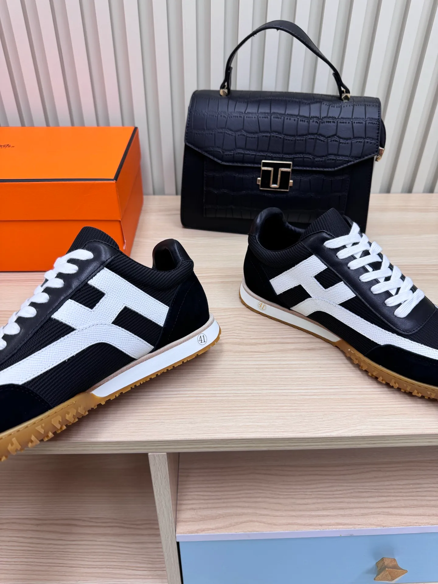 👟👟Ex-factory price 600👟👟 Hermes / Top version #couple style 24ss casual sneakers Suede goatskin sneakers decorated with contrasting patterns and iconic "H" details, beautifully packaged at the delivery counter🛍📦 Fabric: suede + down cloth Lining: mixed sheep lining Outsole: original TPU Bottom thickness: 2CM Size: 35-45